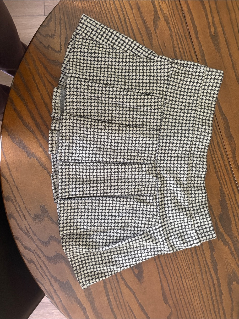 American Eagle Black & Cream Houndstooth Pleated Skort